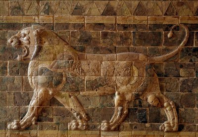 طريق الموكب لبابل تحت حكم نبوخذ نصر الثاني (605-562 قبل الميلاد): تفاصيل بوابة عشتار تصور أسد من الآجر من الفسيفساء. بابل ، العراق. باريس. متحف اللوفر بواسطة البابلية