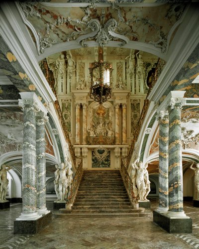 منظر من Grand Staircase لقلعة Augustusburg صممه المهندس المعماري Johann Balthasar Neumann (1687-1753) ، Bruhl ، ألمانيا بواسطة بالتازار نيومان