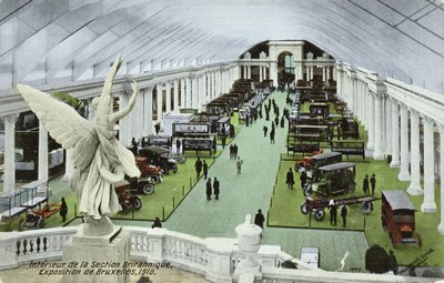 بطاقة بريدية تصور السيارات في القسم البريطاني من معرض الكون في بروكسل عام 1910 بواسطة المدرسة البلجيكية