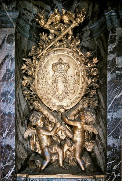 النحت على هبوط Escalier de la Reine للاحتفال رمزياً بزواج لويس الرابع عشر وماري تيريز من النمسا بواسطة بينوا أو ماسو ماسون