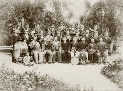 أطلقت مجموعة الأوركسترا النار على زخرون يعقوب ، 1898-1900 بواسطة برنارد ايدلشتاين