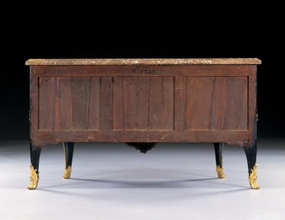 كومود ، c.1745 (ورنيش ياباني مُركب على Ormolu وخشب أبونيزد) بواسطة برنارد فان ريزنبرغ الثاني