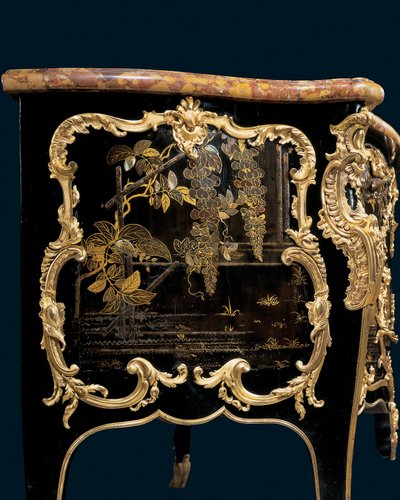كومود ، c.1745 (ورنيش ياباني مُركب على Ormolu وخشب أبونيزد) بواسطة برنارد فان ريزنبرغ الثاني