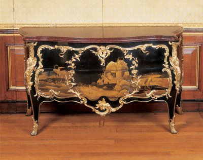 كومود ، c.1745 (ورنيش ياباني مُركب على Ormolu وخشب أبونيزد) بواسطة برنارد فان ريزنبرغ الثاني