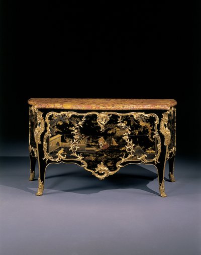 كومود ، c.1745 (ورنيش ياباني مُركب على Ormolu وخشب أبونيزد) بواسطة برنارد فان ريزنبرغ الثاني