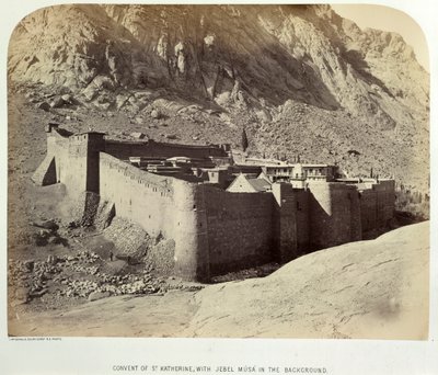 دير القديسة كاترين مع جبل موسى في الخلفية ، من مسح الذخائر لشبه جزيرة سيناء بواسطة مصور بريطاني