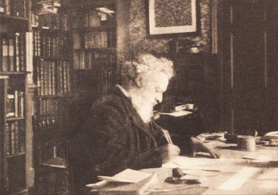 وليام موريس في مكتبته في Kelmscott House ، Hammersmith بواسطة مصور بريطاني