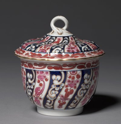 وعاء مغطى ، مصنع Worcester Porcelain Factory ، حوالي 1770 بواسطة المدرسة البريطانية