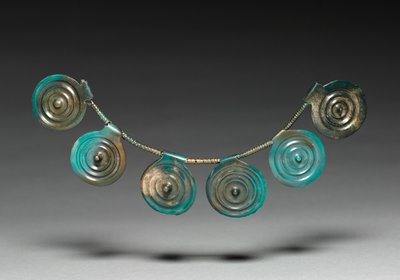 عناصر من عقد ، حوالي 1400-1300 قبل الميلاد بواسطة العصر البرونزي