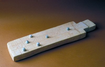 لوحة لعب بها قطع لعب ، من تل بيت مرسم ، الأردن ، c.2000-1700 قبل الميلاد (الحجر الجيري) بواسطة العصر البرونزي