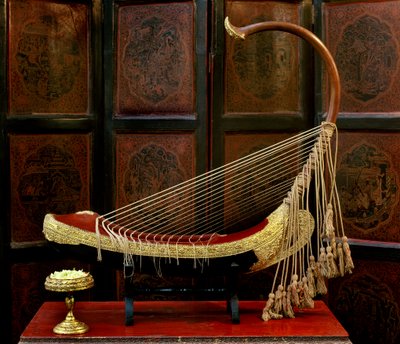 القيثارة البورمية (الخشب) بواسطة المدرسة البورمية