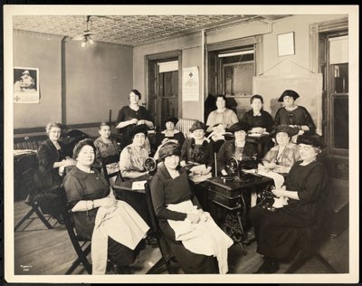 دائرة الخياطة النسائية في 115 East 101st Street ، East Harlem ، نيويورك ، 1920 (طباعة الجيلاتين الفضي) بواسطة Byron Company