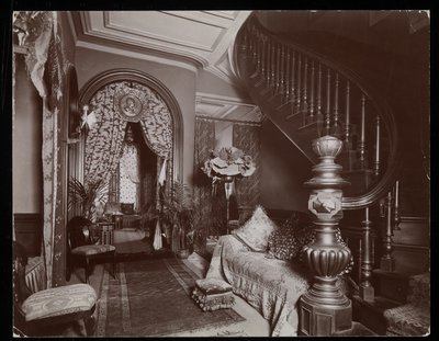 غرفة جلوس مزخرفة في مقر Blakely Hall في 11 West 45th Street ، نيويورك ، 1896-1898 (طباعة الجيلاتين الفضي) بواسطة شركة بايرون