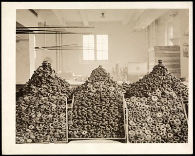 صناديق من الكعك لجيش الخلاص في فندق كومودور ، 1919 (طباعة الجيلاتين الفضي) بواسطة شركة بايرون
