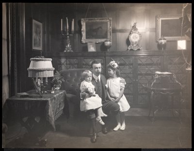 كلارنس ماكاي مع أطفاله في مكتبة هاربور هيل ، في روسلين ، لونج آيلاند ، c.1905 (طباعة الجيلاتين الفضي) بواسطة شركة بايرون