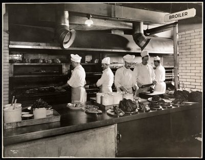 طهاة في دجاج التسمين في مطبخ فندق كومودور ، 1919 (طباعة الجيلاتين الفضي) بواسطة Byron Company