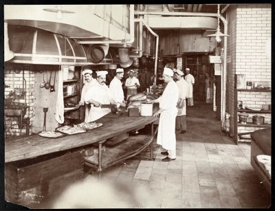 طهاة يعملون في مطبخ فندق والدورف أستوريا في الشارع 34 والجادة الخامسة ، نيويورك ، 1903 أو 1904 (طباعة الجيلاتين الفضي) بواسطة شركة بايرون