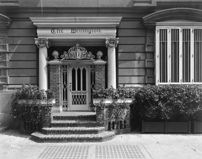 مدخل إلى فندق ويلينغتون ، 871 7th Avenue ، نيويورك ، 1907 (طباعة الجيلاتين الفضي) بواسطة شركة بايرون