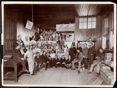 صورة جماعية للموظفين الذكور ، من المفترض مع السيد Maillard ، في Maillard&39;s Chocolate Manufacturers ، 116-118 West 25th Street ، New York ، 1902 (طباعة الجيلاتين الفضي) بواسطة شركة بايرون