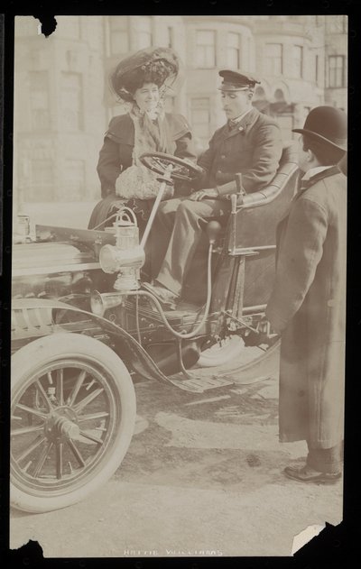 هاتي ويليامز يجلس مع سائق في واحدة من أولى سيارات مدينة نيويورك ، نيويورك ، 1890-1910 (طباعة الجيلاتين الفضي) بواسطة شركة بايرون