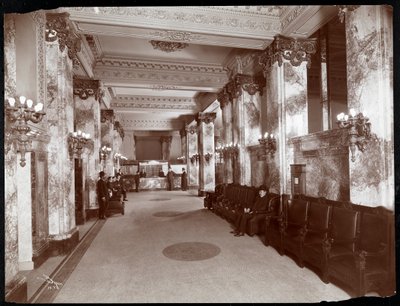 اللوبي ومكتب التسجيل في فندق هوفمان هاوس ، 1907 (طباعة الجيلاتين الفضي) بواسطة Byron Company