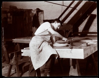 رجل يعمل في مصنع Hardman ، Peck und Co. Piano ، نيويورك ، 1907 (طباعة الجيلاتين الفضي) بواسطة Byron Company