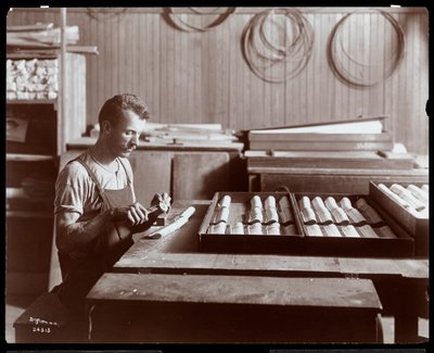 رجل يعمل في مصنع Hardman ، Peck und Co. Piano ، نيويورك ، 1907 (طباعة الجيلاتين الفضي) بواسطة Byron Company