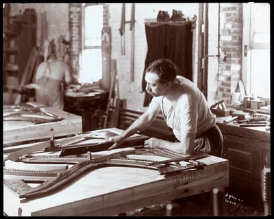 رجل يعمل في مصنع Hardman ، Peck und Co. Piano ، نيويورك ، 1907 (طباعة الجيلاتين الفضي) بواسطة شركة بايرون