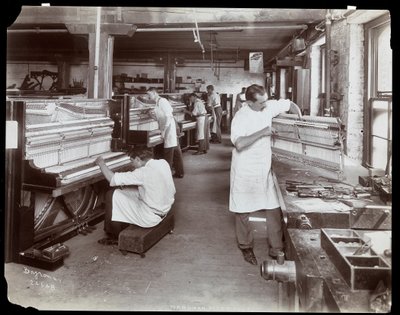 رجال يعملون في مصنع Hardman ، Peck und Co. Piano ، نيويورك ، 1907 (طباعة الجيلاتين الفضي) بواسطة شركة بايرون