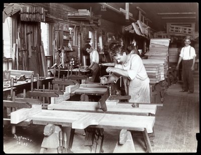 رجال يعملون في مصنع Hardman ، Peck und Co. Piano ، نيويورك ، 1907 (طباعة الجيلاتين الفضي) بواسطة شركة بايرون
