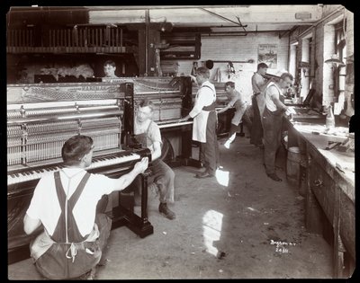 رجال يعملون في مصنع Hardman ، Peck und Co. Piano ، نيويورك ، 1907 (طباعة الجيلاتين الفضي) بواسطة شركة بايرون