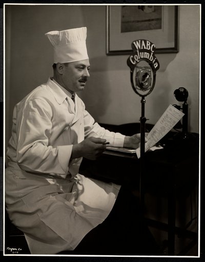 صورة الشيف موريس هيرفيو في الميكروفون في فندق كومودور ، 1930 (طباعة الجيلاتين الفضي) بواسطة Byron Company