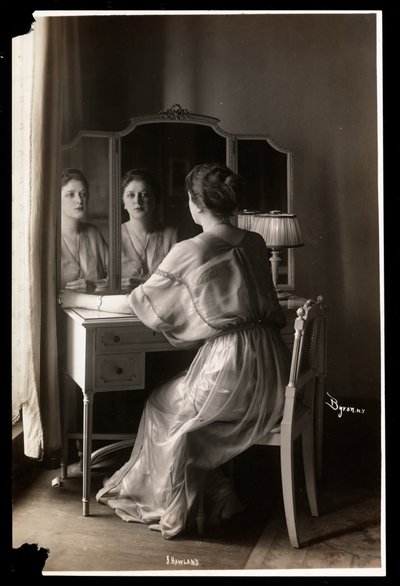 صورة لجوبينا هاولاند جالسة على طاولة التزيين ، 1908-9 (طباعة الجيلاتين الفضي) بواسطة شركة بايرون