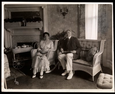 صورة للسيد أوند والسيدة هوارد جالسين في غرفة جلوس في منزلهما في 200 5th Avenue ، نيويورك ، 1916-1964 (طباعة الجيلاتين الفضي) بواسطة Byron Company