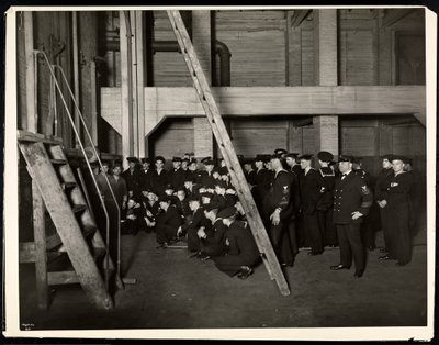 البحارة من USS &39;Maryland&39; يتفقدون الفرن في جولة في فندق Commodore ، 1922 (طباعة الجيلاتين الفضي) بواسطة Byron Company