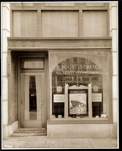 واجهة شركة En Route Service، Inc. ، في فندق سافوي بلازا ، الشارع 59 والجادة الخامسة ، نيويورك ، 1928 (طباعة الجيلاتين الفضي) بواسطة شركة بايرون