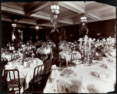 تعيين طاولات لمأدبة النادي الكهربائي في فندق Delmonico ، 1902 (طباعة الجيلاتين الفضي) بواسطة Byron Company