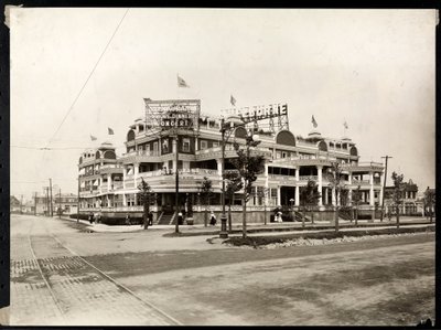 The Hotel Shelburne at Sea Breeze Avenue and Ocean Parkway، Coney Island، New York، c.1913 (طباعة الجيلاتين الفضي) بواسطة شركة بايرون