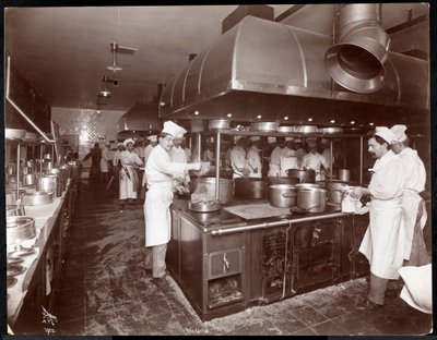 المطبخ في فندق ريتز كارلتون ، 1910-11 (طبعة الجيلاتين الفضية) بواسطة شركة بايرون