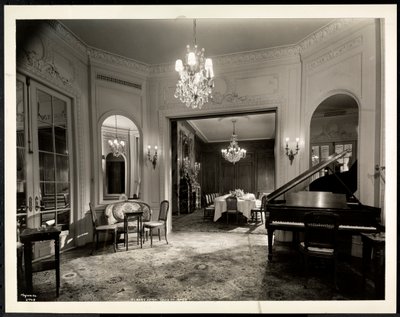 غرفة الموسيقى في جناح لويس السادس عشر في فندق سانت ريجيس ، 1937 (طباعة الجيلاتين الفضي) بواسطة Byron Company
