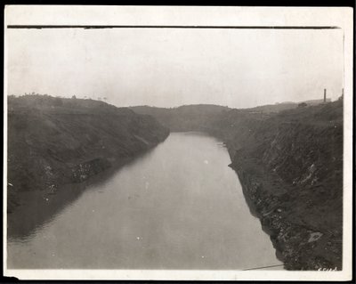 منظر لجزء محفور حديثًا من قناة بنما أثناء البناء ، 1912 أو 1913 (طباعة الجيلاتين الفضي) بواسطة شركة بايرون