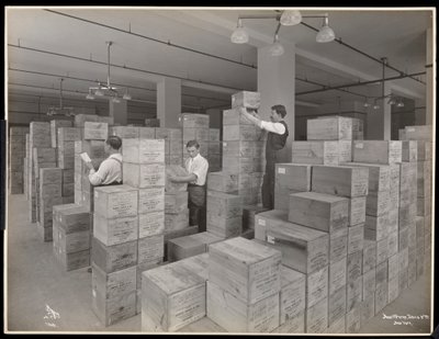 منظر لرجال في غرفة الشحن في Parke ، Davis und Co. ، الكيميائيون ، Hudson und Vestry Streets ، نيويورك ، 1910 (طباعة الجيلاتين الفضي) بواسطة شركة بايرون