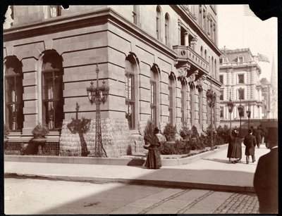منظر لفندق والدورف أستوريا وإقامة JJ Astor على طول الجادة الخامسة في الشارع 33 و 34 ، نيويورك ، 1895 (طباعة الجيلاتين الفضي) بواسطة شركة بايرون