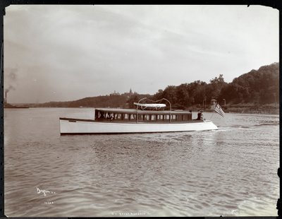 منظر لليخت Delicia من New York Yacht ، Launch und Engine Co. على نهر Hudson بالقرب من Morris Heights ، نيويورك ، 1903 (طباعة الجيلاتين الفضي) بواسطة شركة بايرون