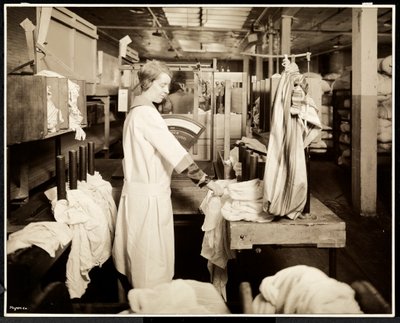 نساء يعلمن أكياس الغسيل في مغسلة كارولين في 111 ast 128th Street ، شرق هارلم ، نيويورك ، 1928 (طباعة الجيلاتين الفضي) بواسطة Byron Company