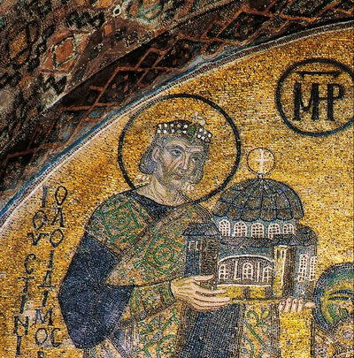Emperor Justinian presenting Hagia Sophia to the Virgin and Child (mosaic) بواسطة البيزنطية