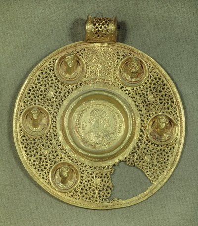 ميدالية دائرية ذهبية: سوليدوس قسطنطين الأول (270-337 م) يضرب في سيرميوم في 321 م ، في إطار التأليف المغطى ، مزين بخمسة تماثيل نصفية بارزة. القرن الرابع الميلادي. الأحد ٠،٠٩٢ م باريس ، متحف اللوفر بواسطة البيزنطية