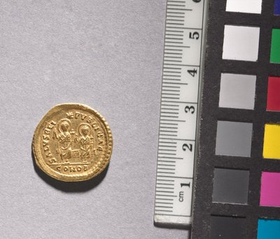 Solidus of Theodosius II و Valentinian III (معكوس) ، 408-425 (ذهب) (انظر CVL 499736 للوجه) بواسطة البيزنطية