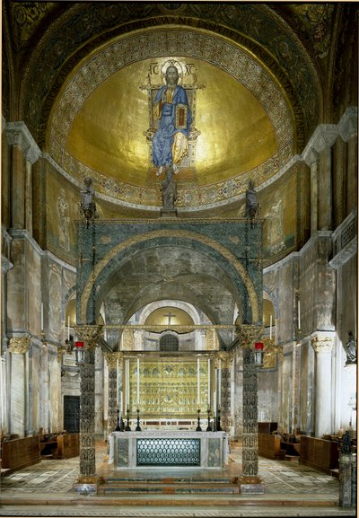 العمارة البيزنطية: الكاهن. المذبح الرئيسي ، ciborium مع أعمدة المرمر (بين القرنين الخامس والثالث عشر) ، والعواصم (القرن الثاني عشر) وبالا دورو (انتهى عام 1342). في أعماق المسيح تعالى. كنيسة سان ماركو (كنيسة سان ما بواسطة البيزنطية البيزنطية
