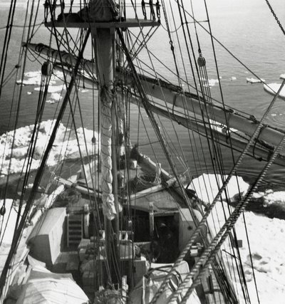 لقاء Schooner Stella Polare الأول على الجليد بواسطة جي بي وبراون جيه وروبوتام